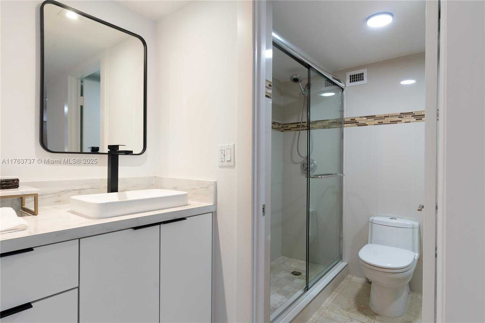 Small Image of 6039 COLLINS AVE #429, Miami Beach Number 15