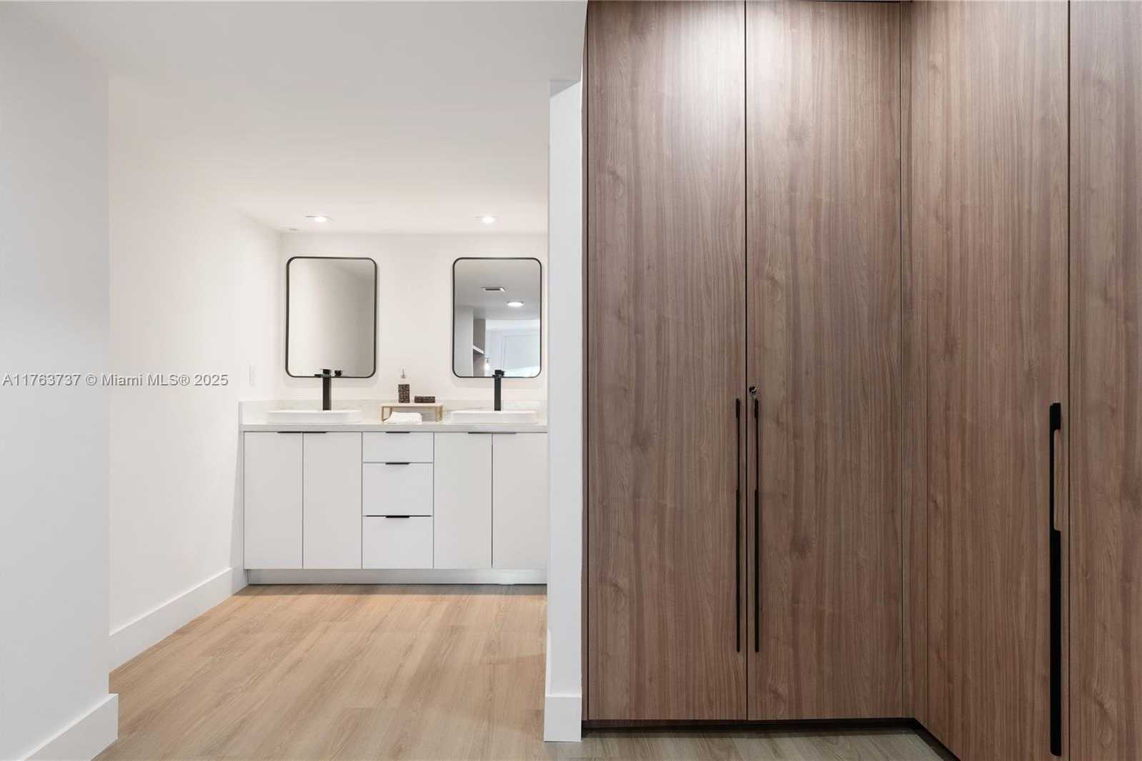 Small Image of 6039 COLLINS AVE #429, Miami Beach Number 16