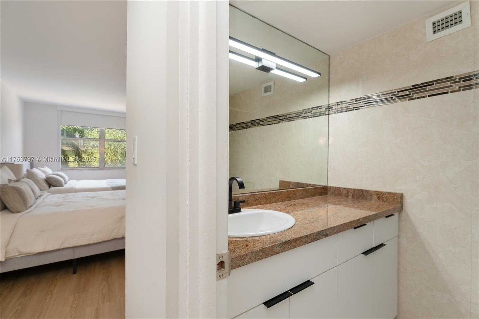 Small Image of 6039 COLLINS AVE #429, Miami Beach Number 19