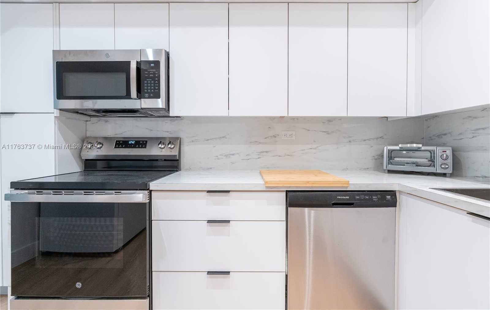 Small Image of 6039 COLLINS AVE #429, Miami Beach Number 8