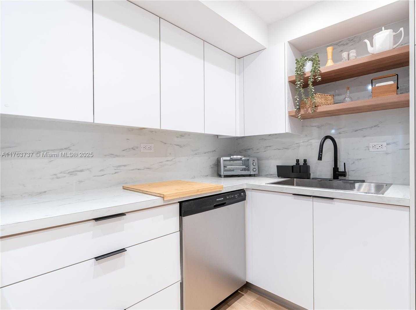 Small Image of 6039 COLLINS AVE #429, Miami Beach Number 9