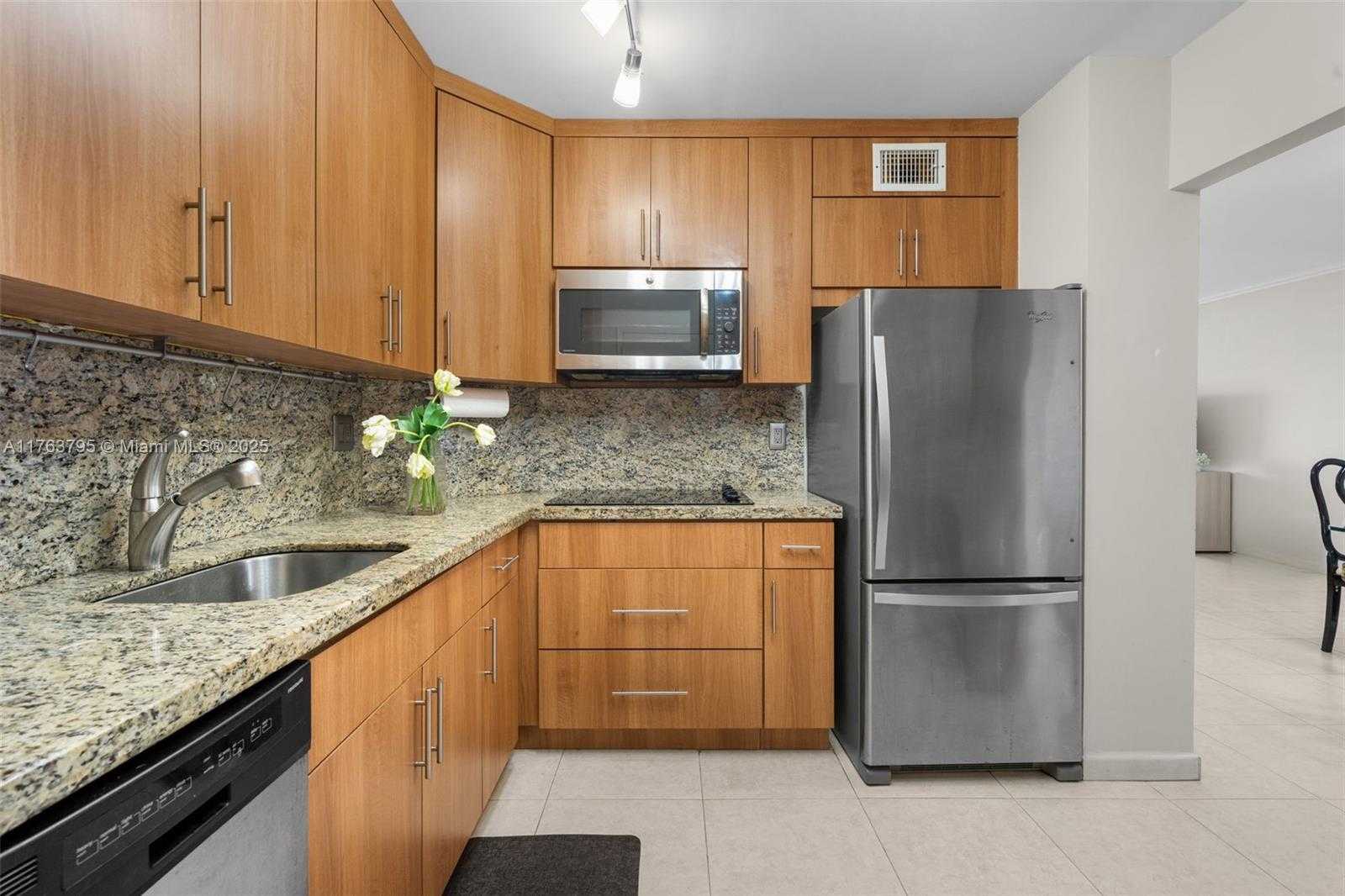 Small Image of 300 BAYVIEW DR #1910, Sunny Isles Beach Number 17