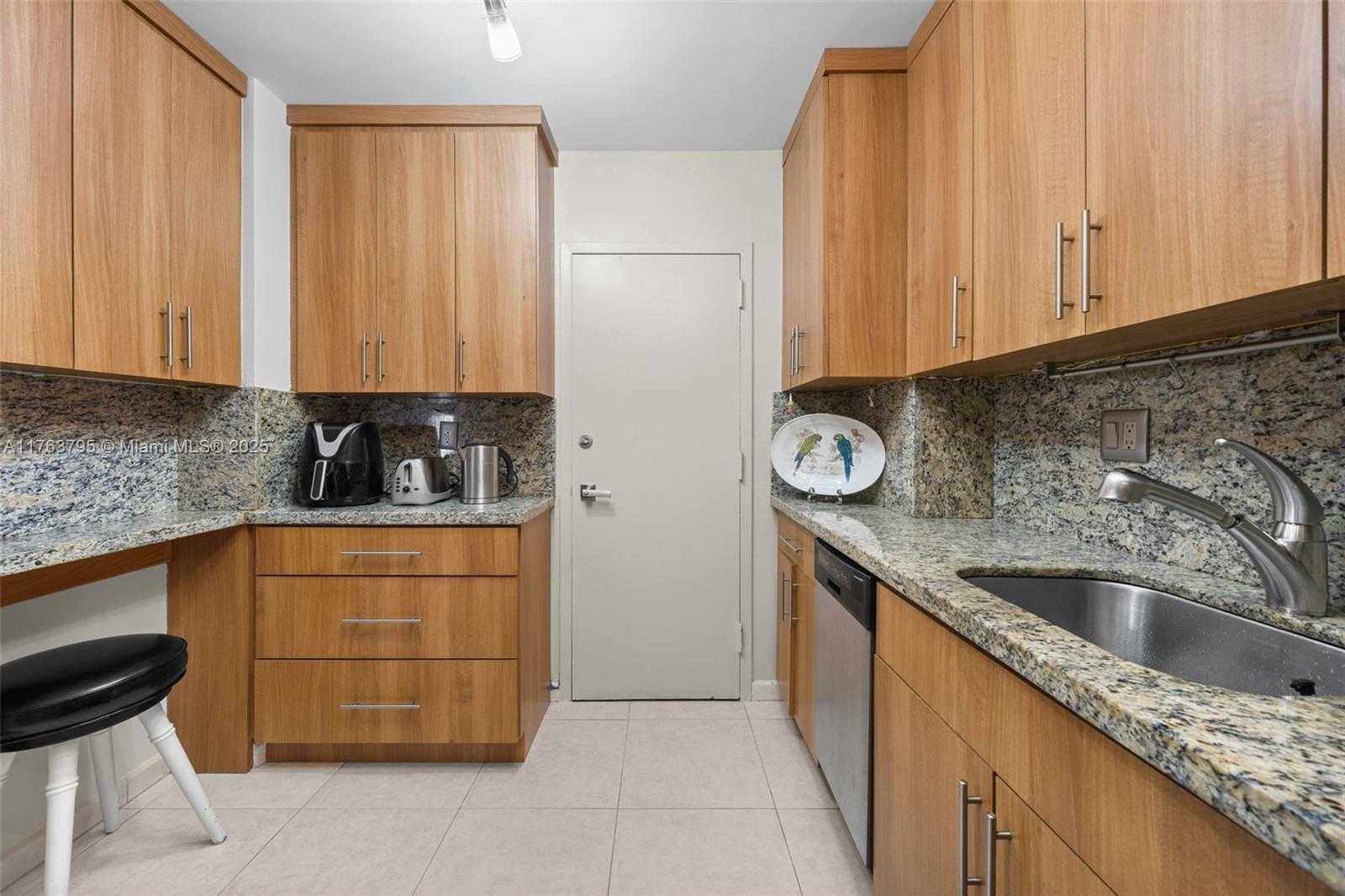 Small Image of 300 BAYVIEW DR #1910, Sunny Isles Beach Number 18