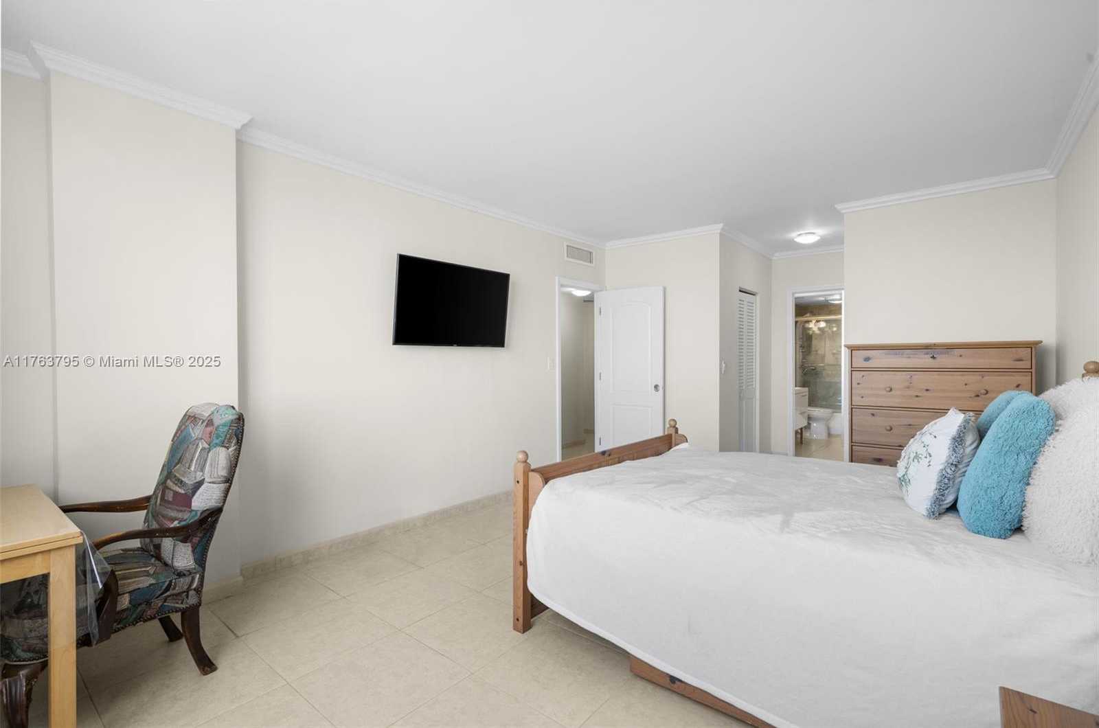 Small Image of 300 BAYVIEW DR #1910, Sunny Isles Beach Number 23