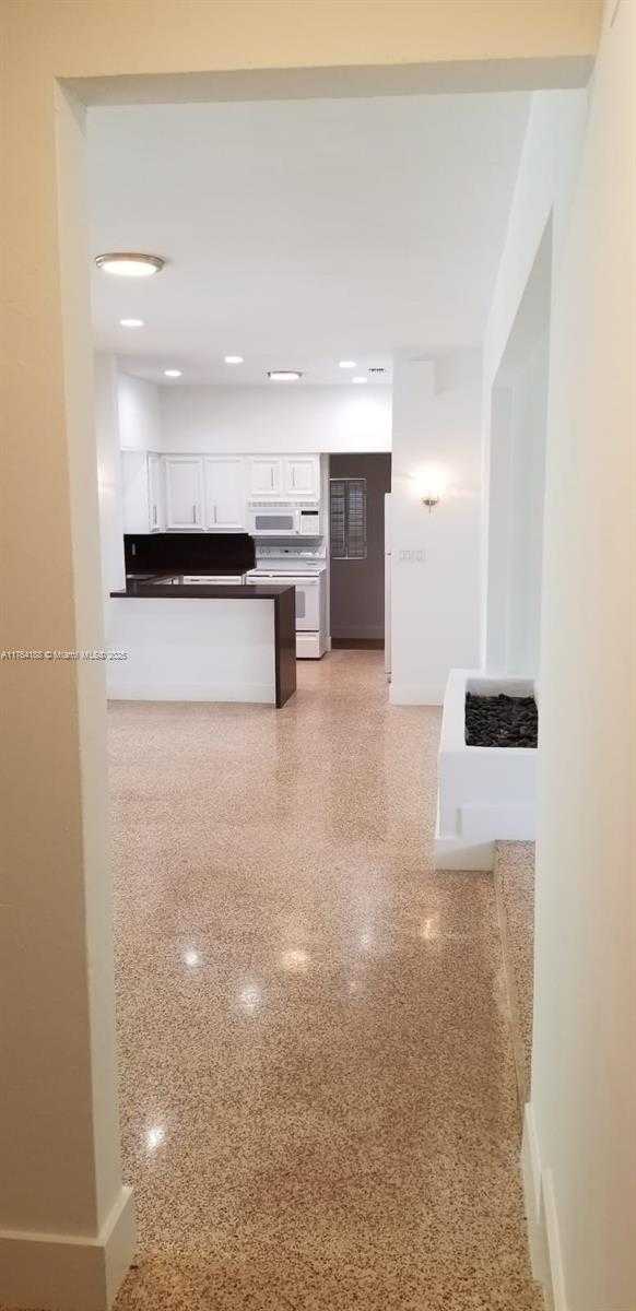 Small Image of 702, Coral Gables Number 12