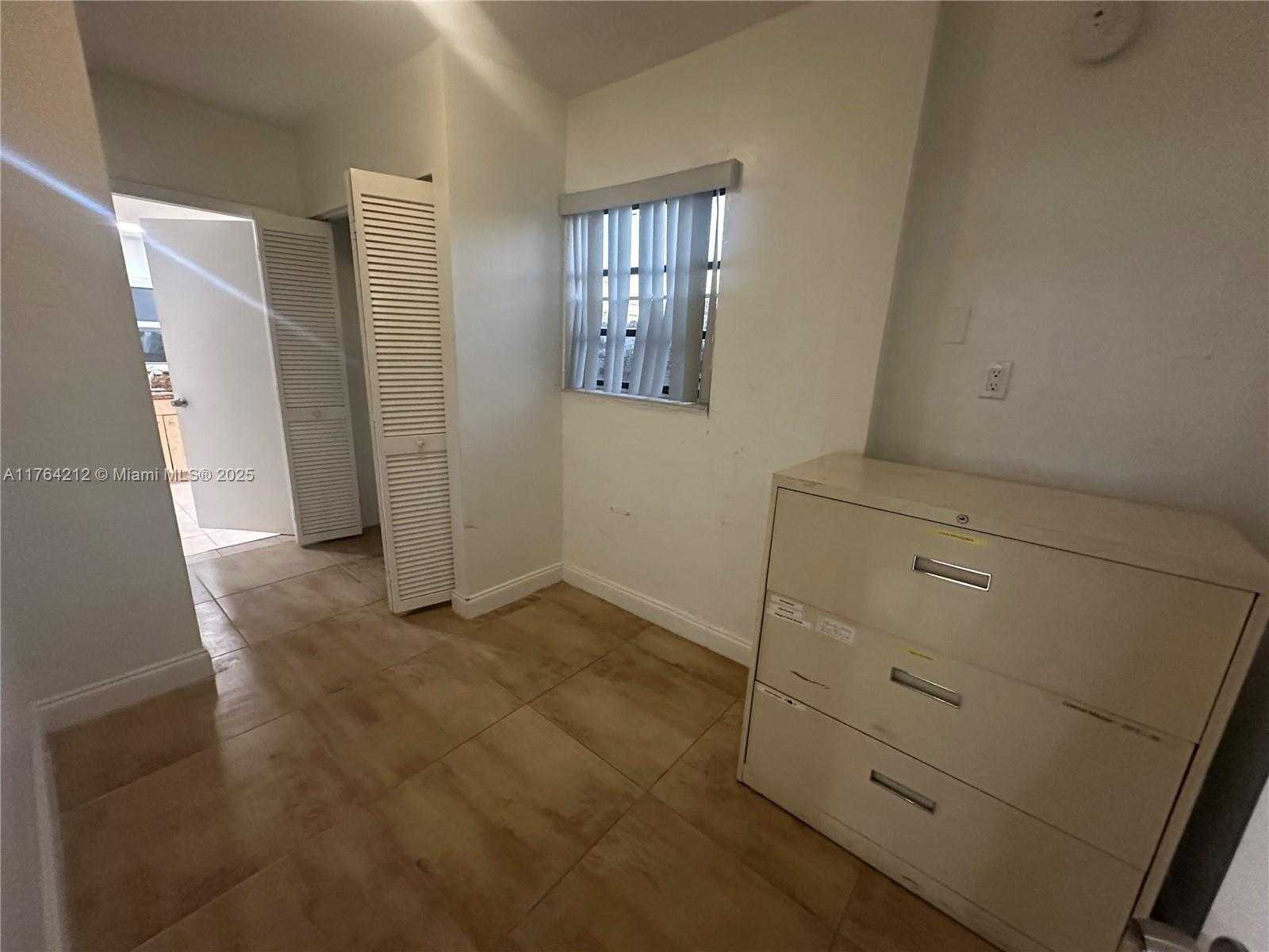 Small Image of 8250, Miami Number 10