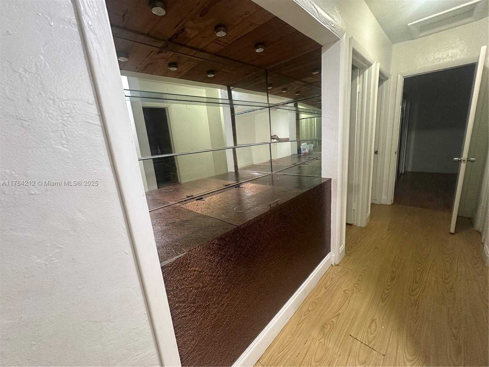 Small Image of 8250, Miami Number 6