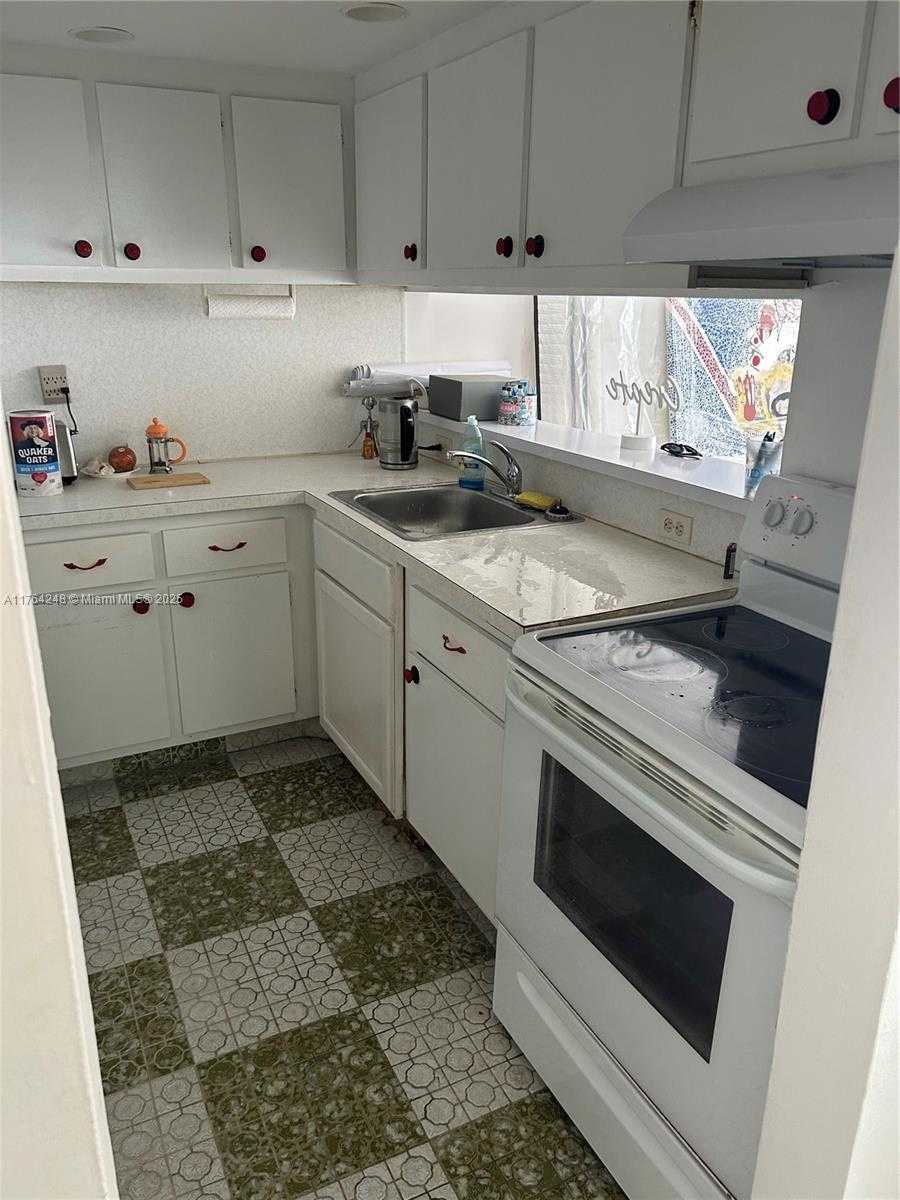 Small Image of 401 OCEAN DR #810, Miami Beach Number 2