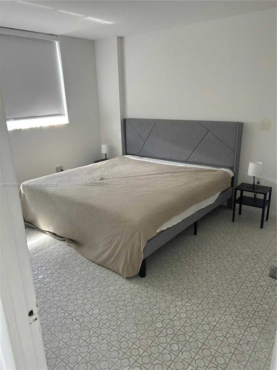 Small Image of 401 OCEAN DR #810, Miami Beach Number 3