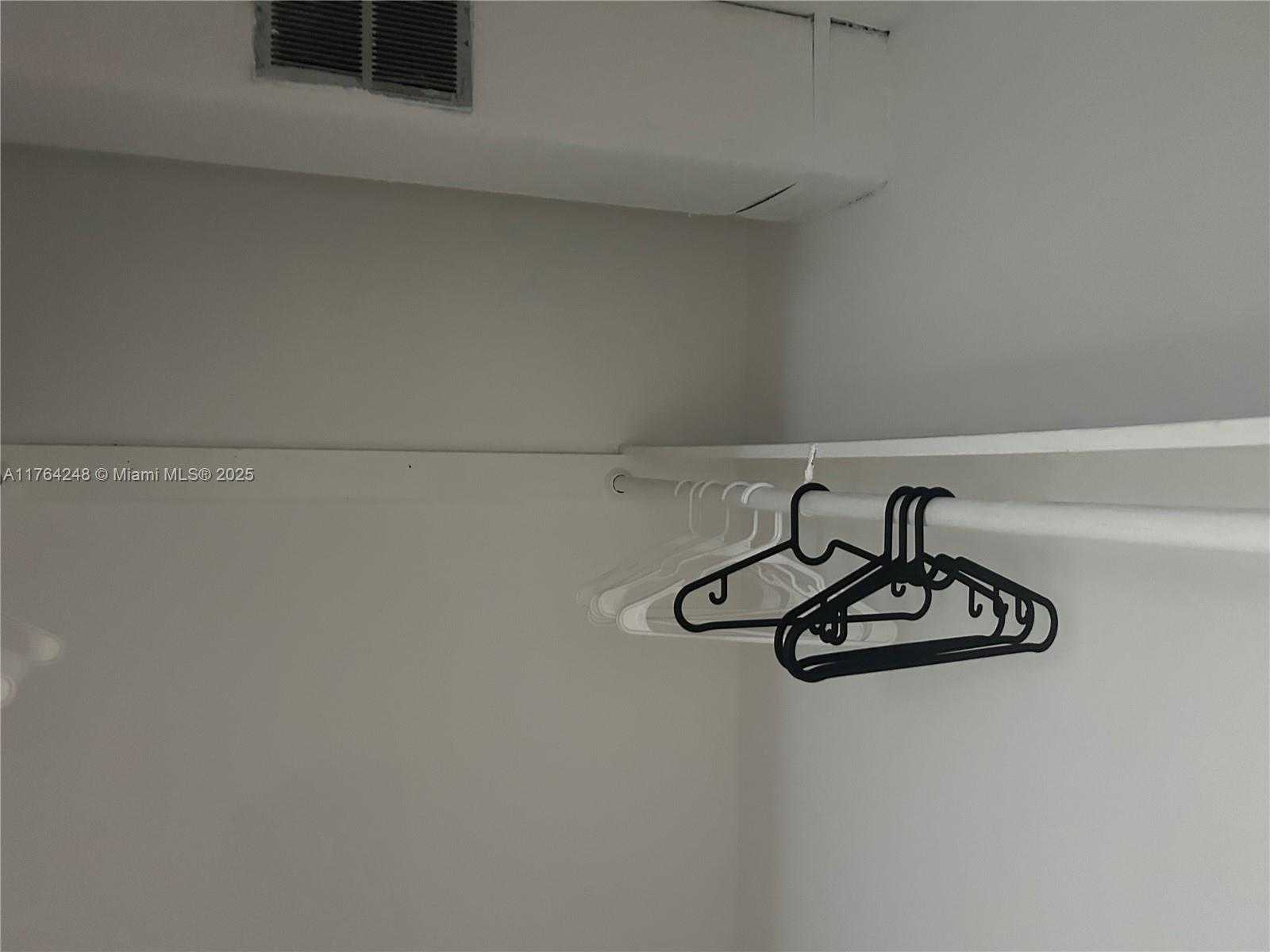 Small Image of 401 OCEAN DR #810, Miami Beach Number 5