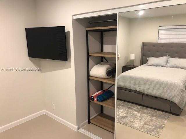 Small Image of 1648 FUNSTON ST #3, Hollywood Number 4