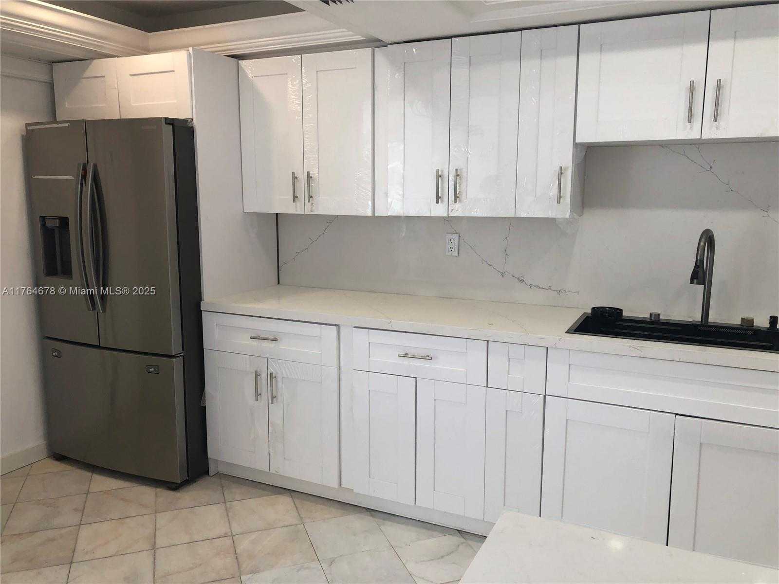 Small Image of 18041 BISCAYNE BLVD #PH02, Aventura Number 3