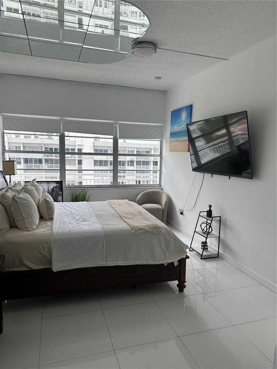 Small Image of 18041 BISCAYNE BLVD #PH02, Aventura Number 34