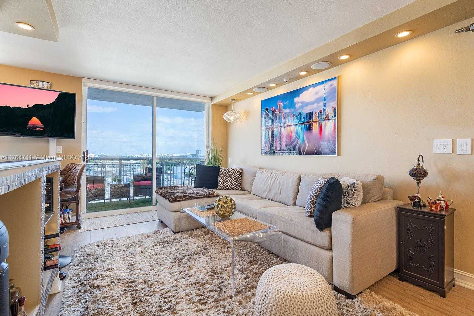 Small Image of 1688 #1105, Miami Beach Number 4