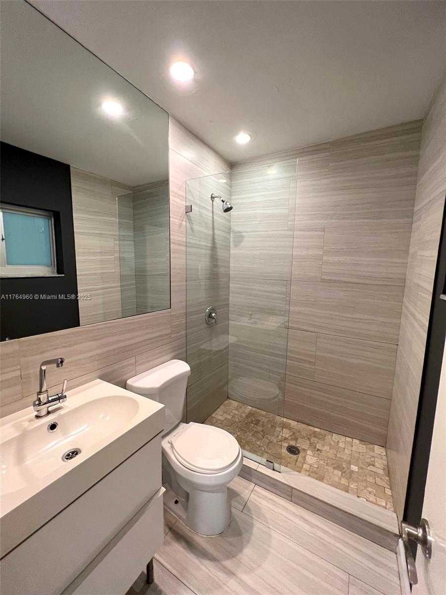 Small Image of 641 ESPANOLA WY #27, Miami Beach Number 3