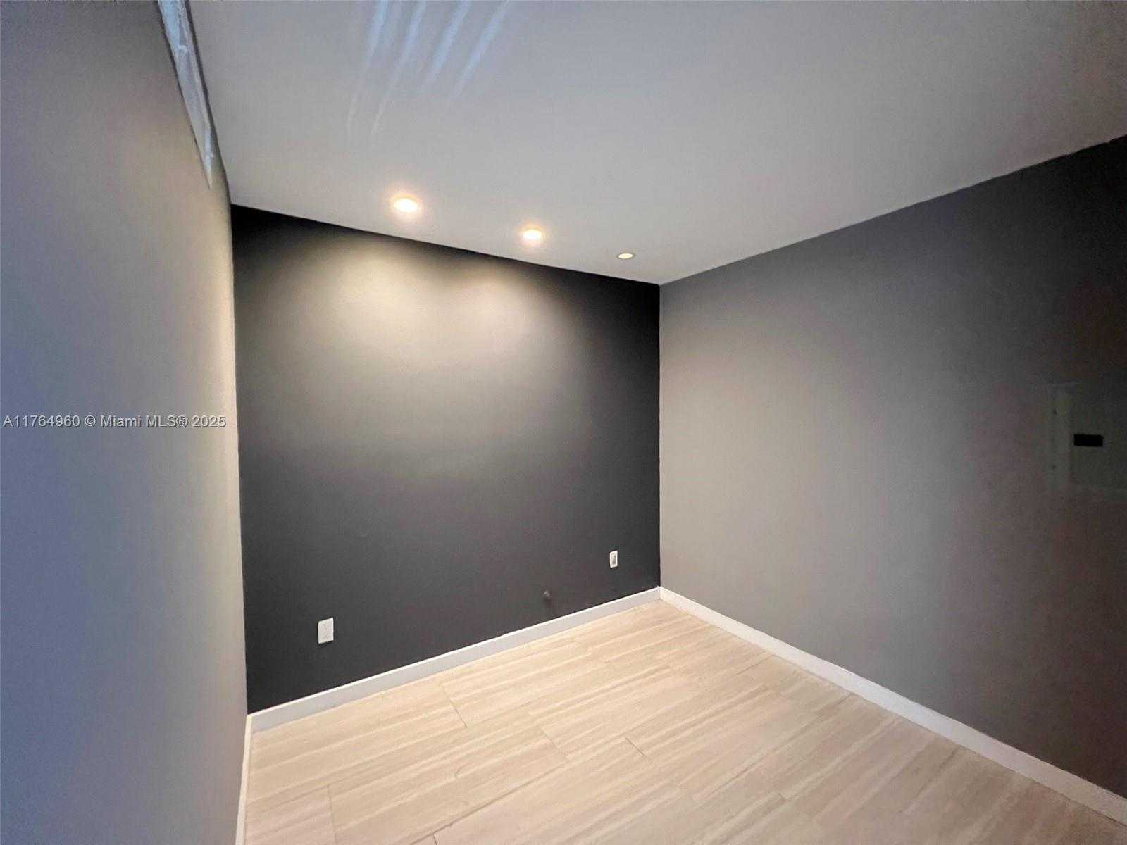 Small Image of 641 ESPANOLA WY #27, Miami Beach Number 4
