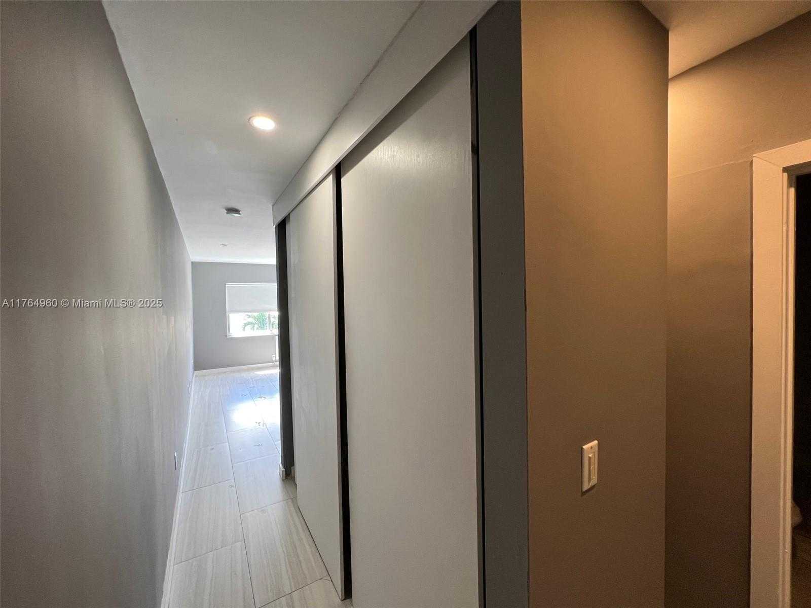 Small Image of 641 ESPANOLA WY #27, Miami Beach Number 5