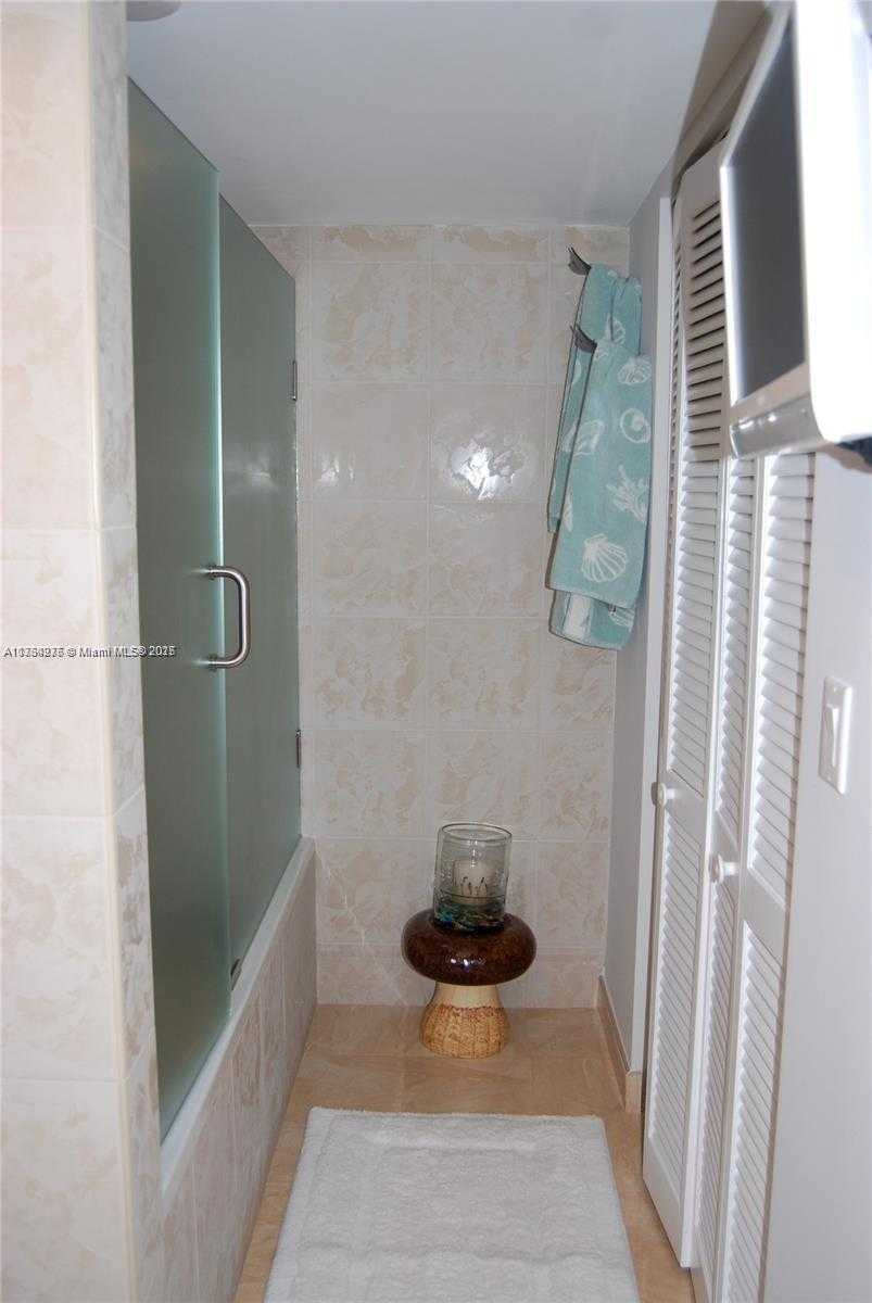 Small Image of 6423 COLLINS AVE #901, Miami Beach Number 17