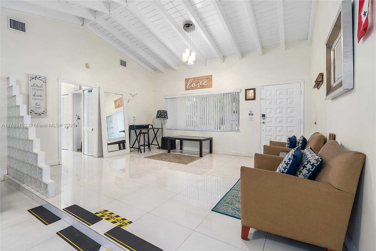 Small Image of 13521 NORTH EAST 1ST AVE, Miami Number 4