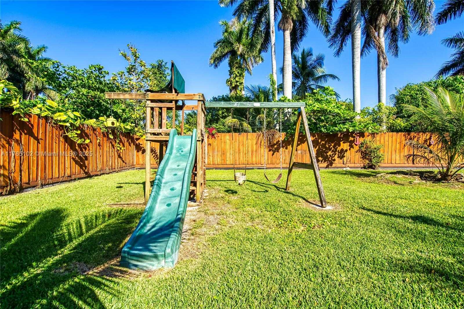 Small Image of 13521 NORTH EAST 1ST AVE, Miami Number 49