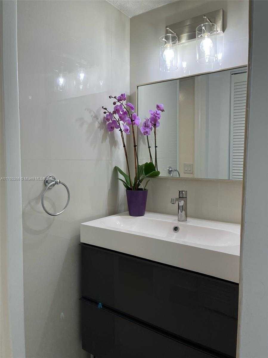Small Image of 4141 COLLINS AVE #505, Miami Beach Number 8