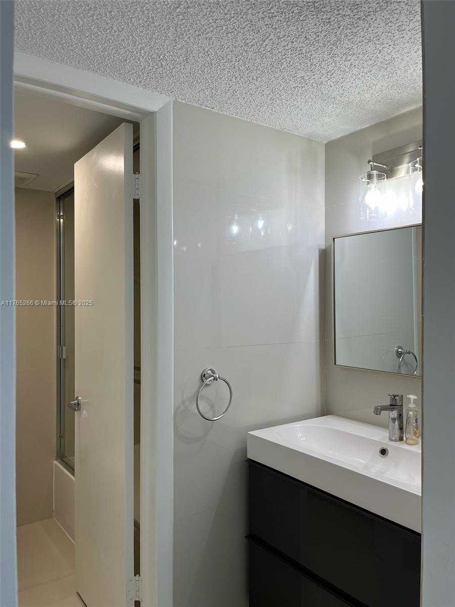 Small Image of 4141 COLLINS AVE #505, Miami Beach Number 9
