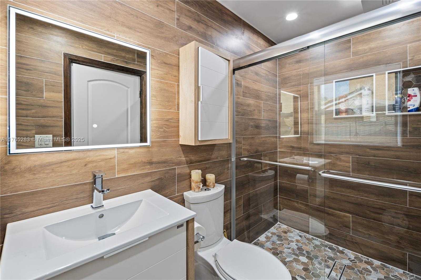 Small Image of 1420 SOUTH WEST 88TH AVE, Pembroke Pines Number 27