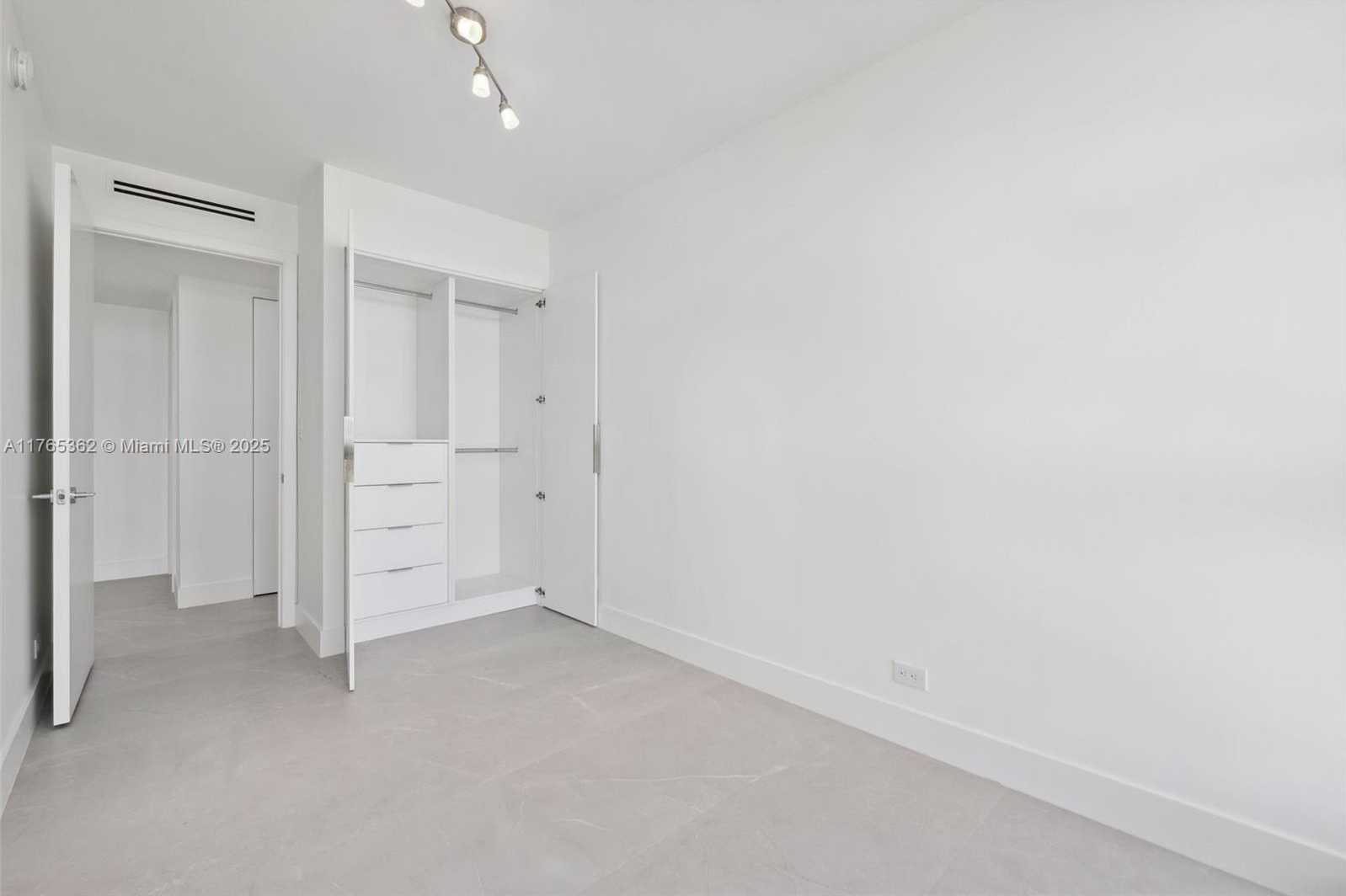 Small Image of 5055 COLLINS AVE #7M, Miami Beach Number 18