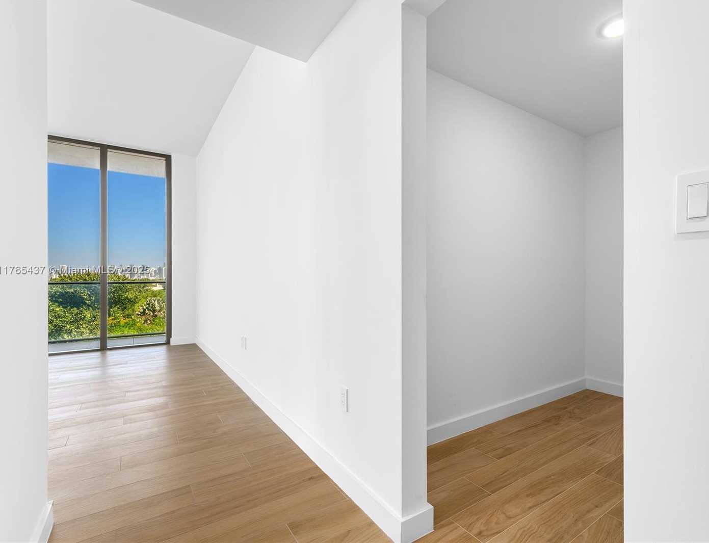 Small Image of 2678 TIGERTAIL AVE #502, Coconut Grove Number 15