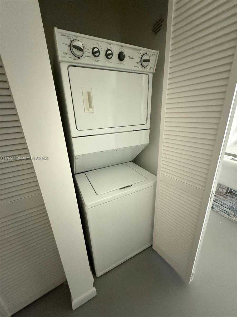 Small Image of 244 Biscayne Blvd, Miami, FL 33132, USA Number 10