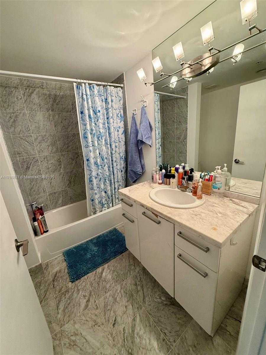 Small Image of 244 Biscayne Blvd, Miami, FL 33132, USA Number 6