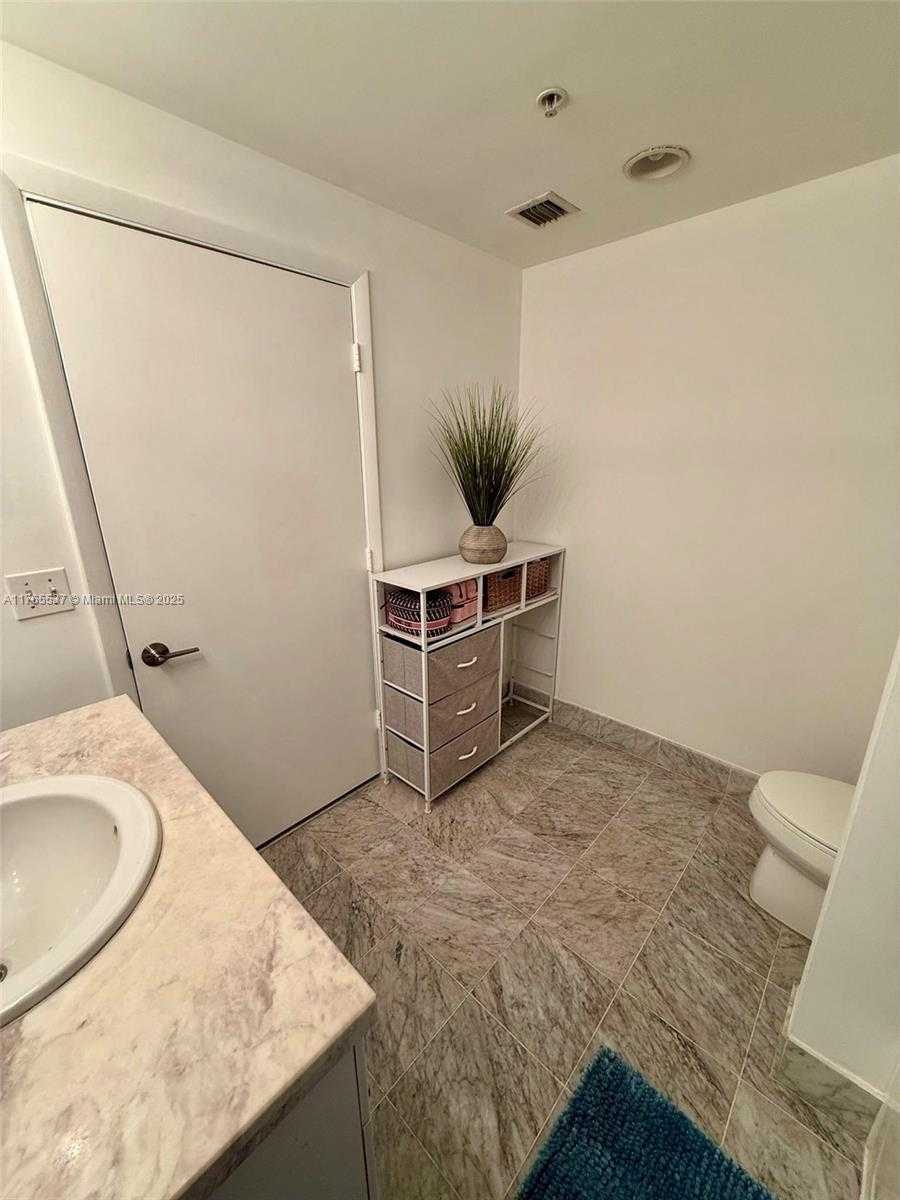Small Image of 244 Biscayne Blvd, Miami, FL 33132, USA Number 7