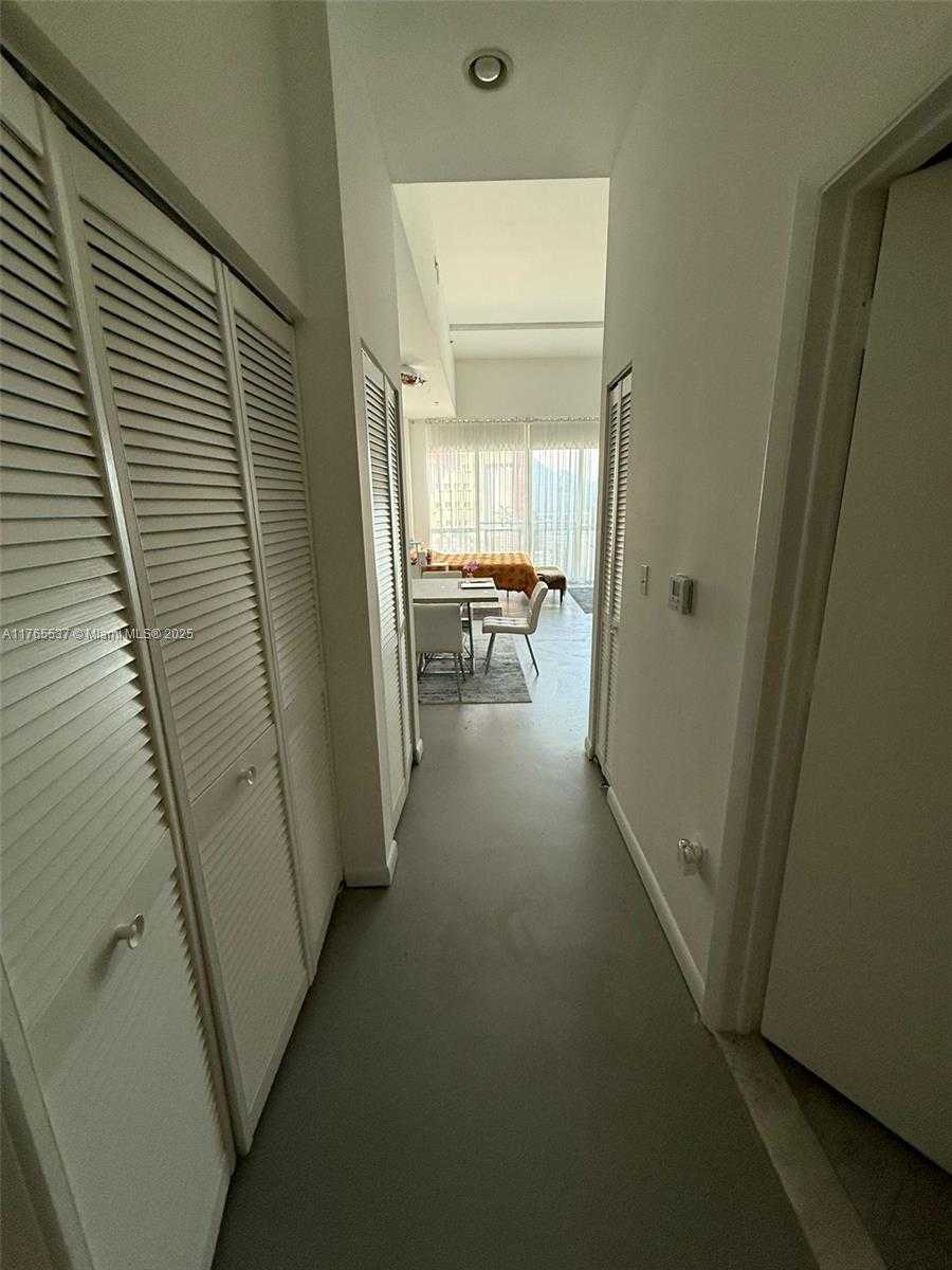 Small Image of 244 Biscayne Blvd, Miami, FL 33132, USA Number 8