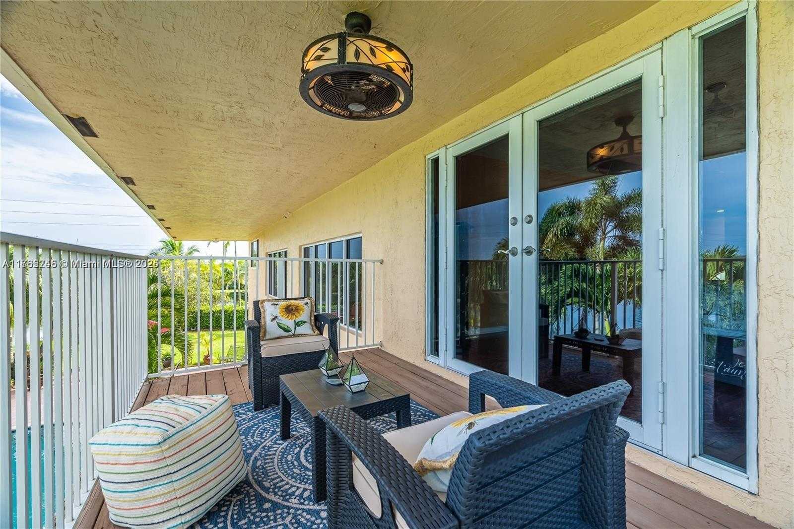 Small Image of Pembroke Pines Number 15