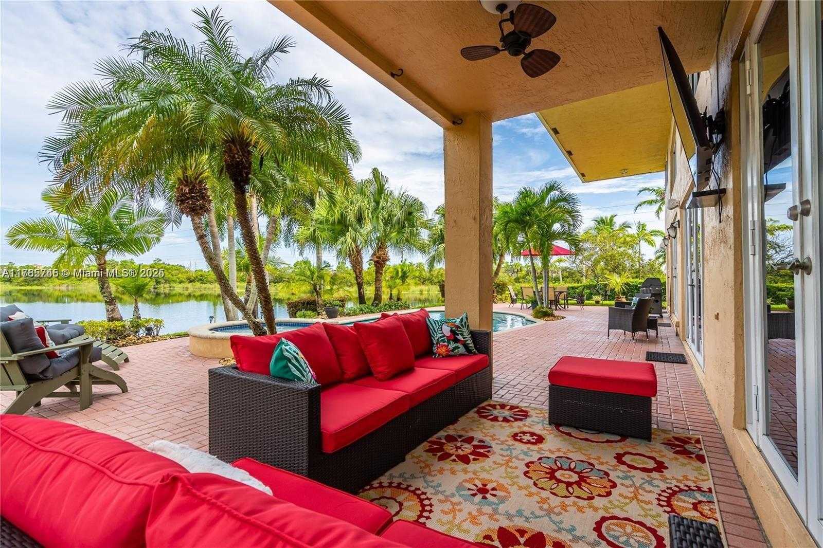 Small Image of Pembroke Pines Number 18