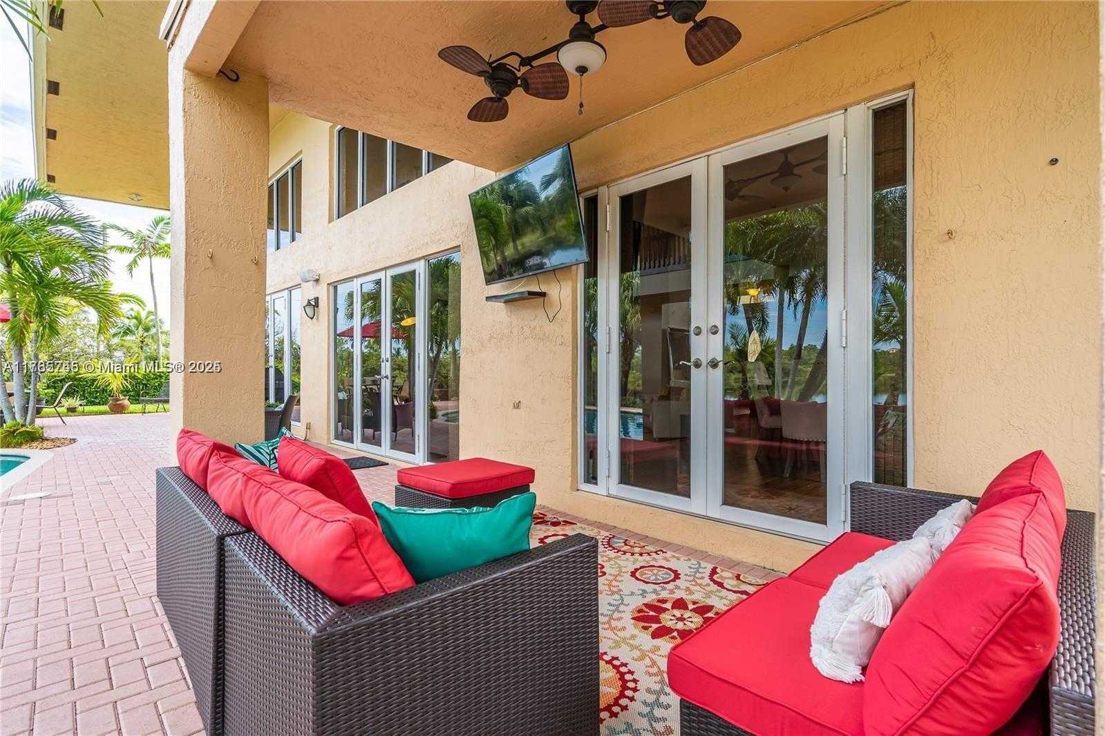 Small Image of Pembroke Pines Number 19