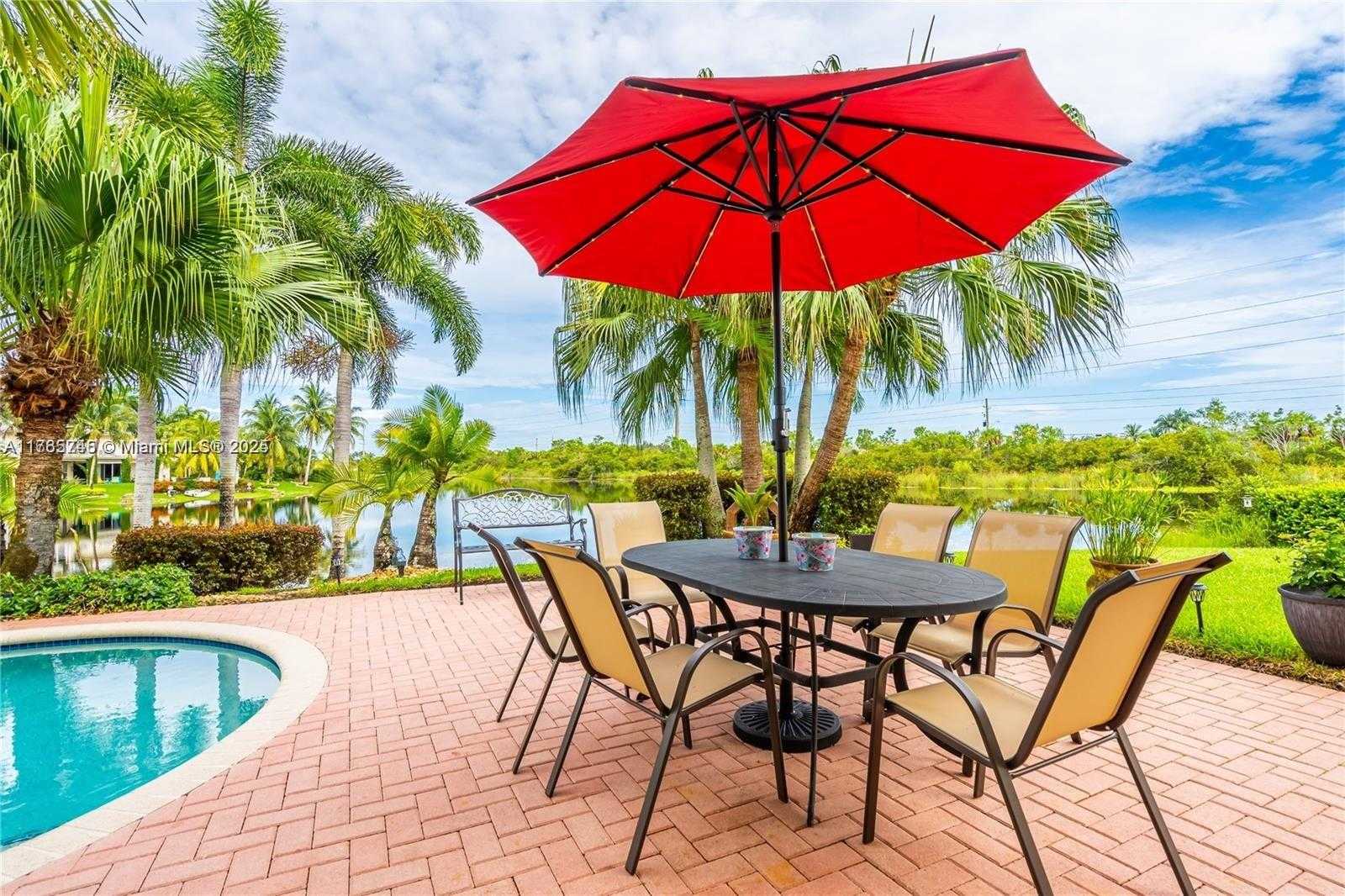 Small Image of Pembroke Pines Number 24
