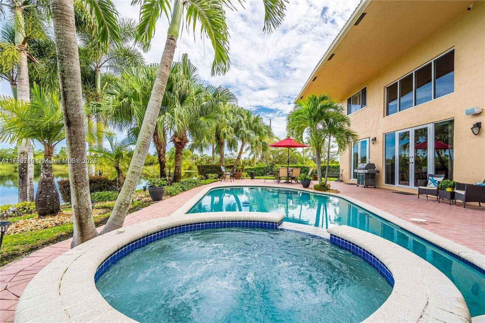 Small Image of Pembroke Pines Number 28