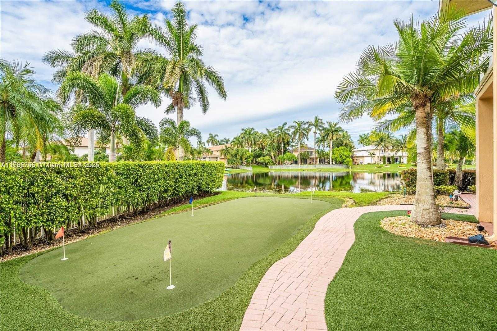 Small Image of Pembroke Pines Number 29