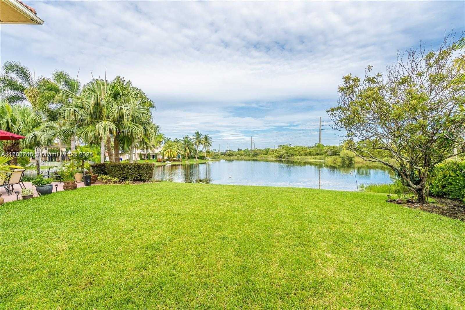 Small Image of Pembroke Pines Number 34