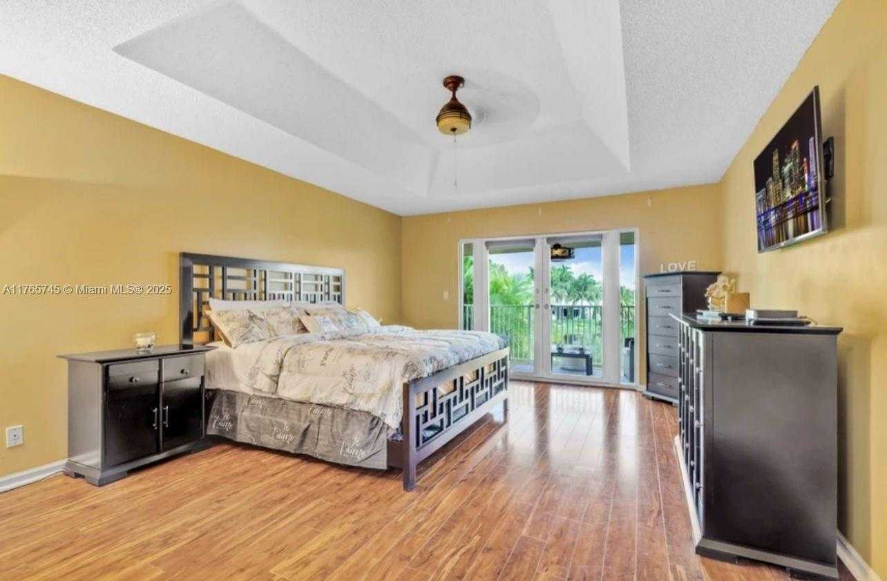 Small Image of Pembroke Pines Number 52