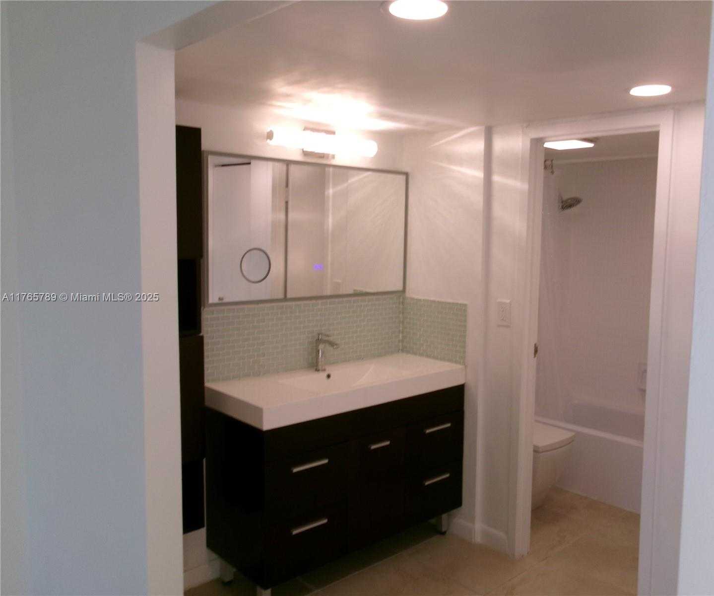 Small Image of 100 BAYVIEW DR #1918, Sunny Isles Beach Number 13