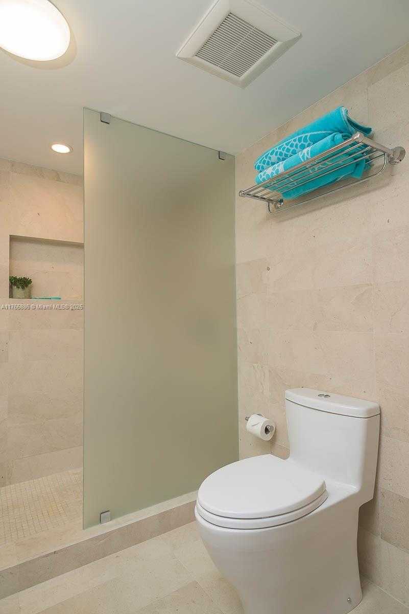 Small Image of 2457 COLLINS AVE #405, Miami Beach Number 26