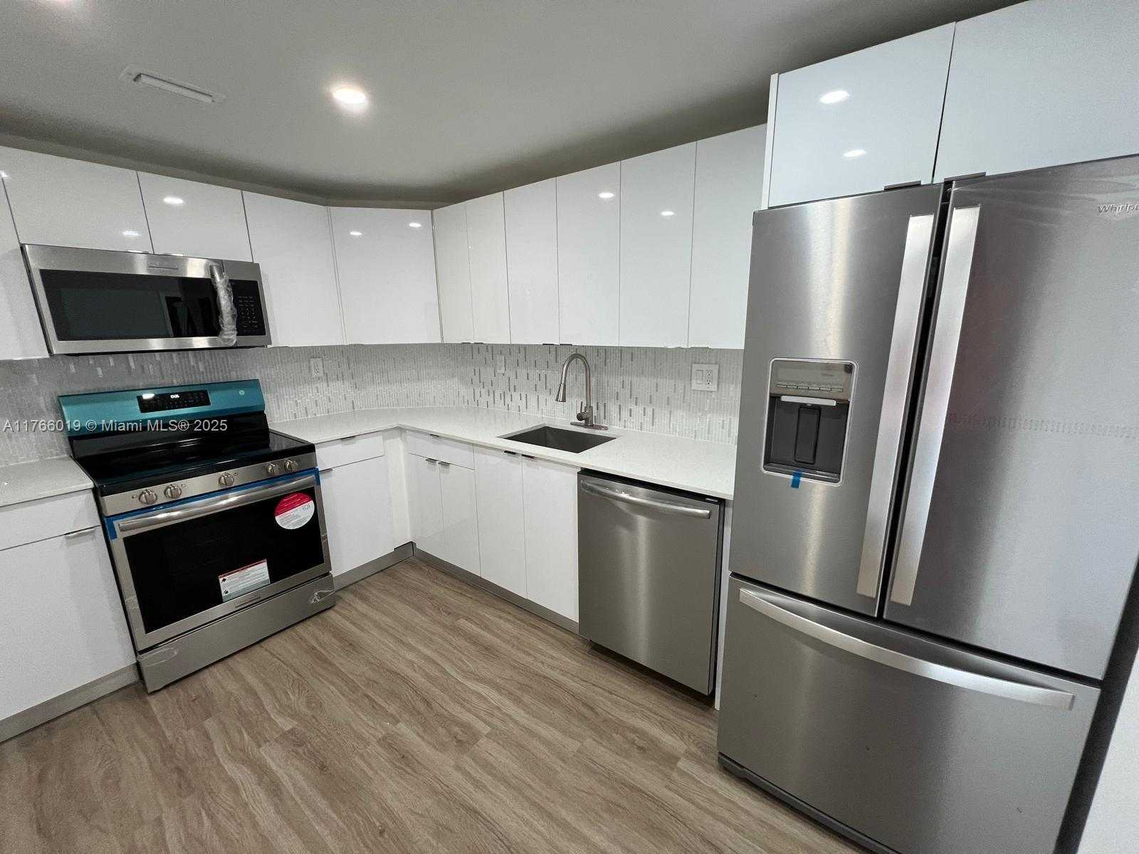 Small Image of 500 BAYVIEW DR #1120, Sunny Isles Beach Number 2