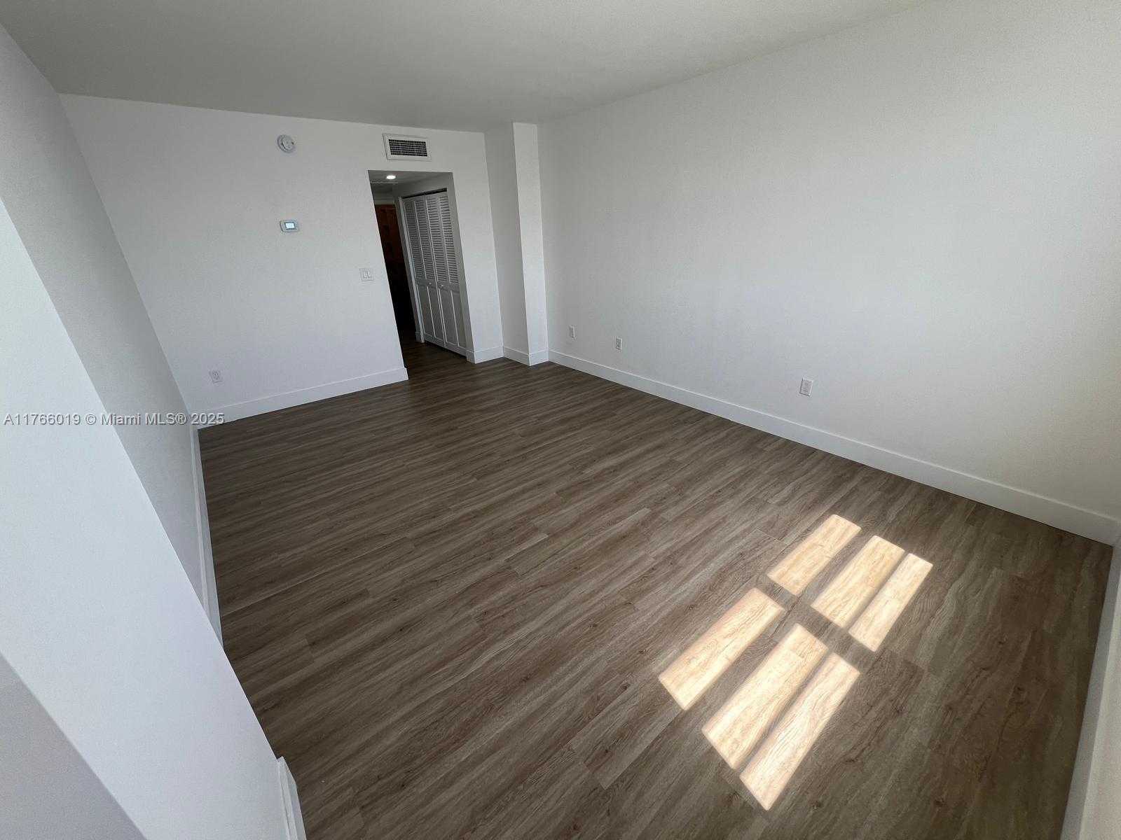 Small Image of 500 BAYVIEW DR #1120, Sunny Isles Beach Number 21