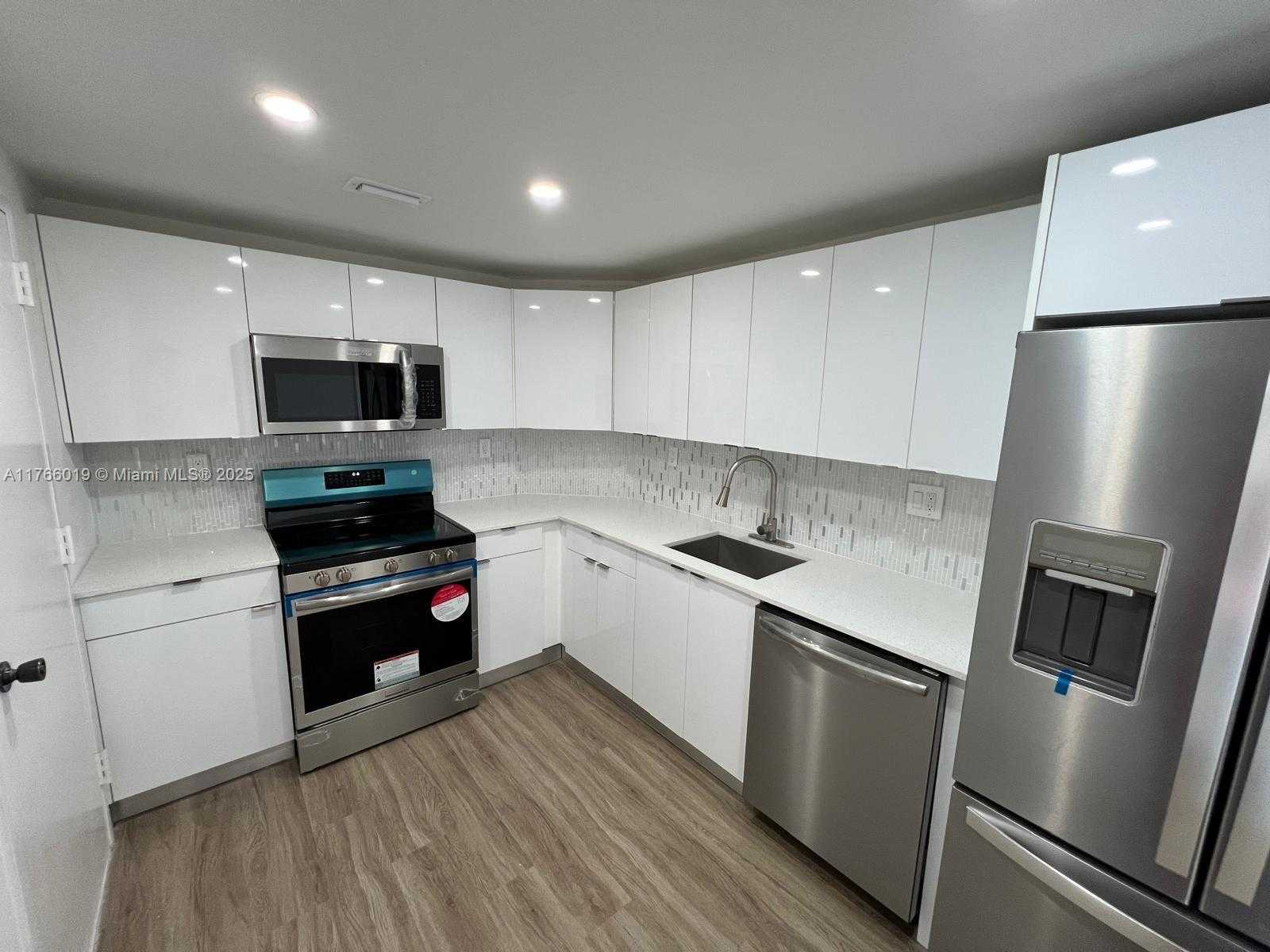 Small Image of 500 BAYVIEW DR #1120, Sunny Isles Beach Number 3