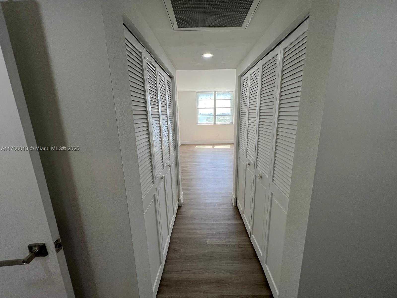 Small Image of 500 BAYVIEW DR #1120, Sunny Isles Beach Number 31