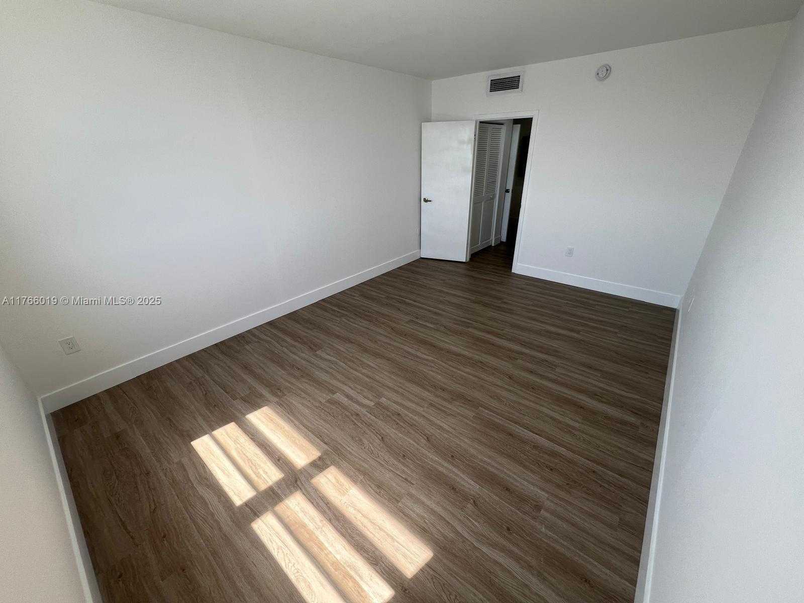 Small Image of 500 BAYVIEW DR #1120, Sunny Isles Beach Number 36