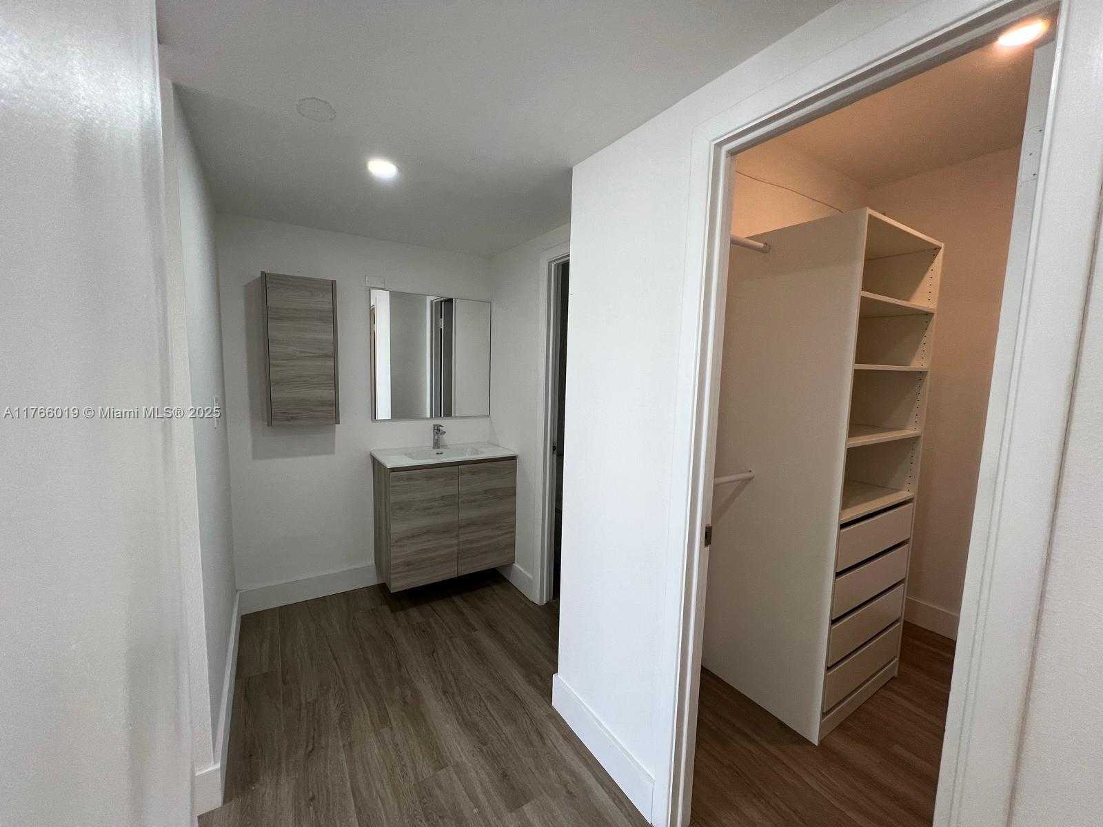 Small Image of 500 BAYVIEW DR #1120, Sunny Isles Beach Number 37