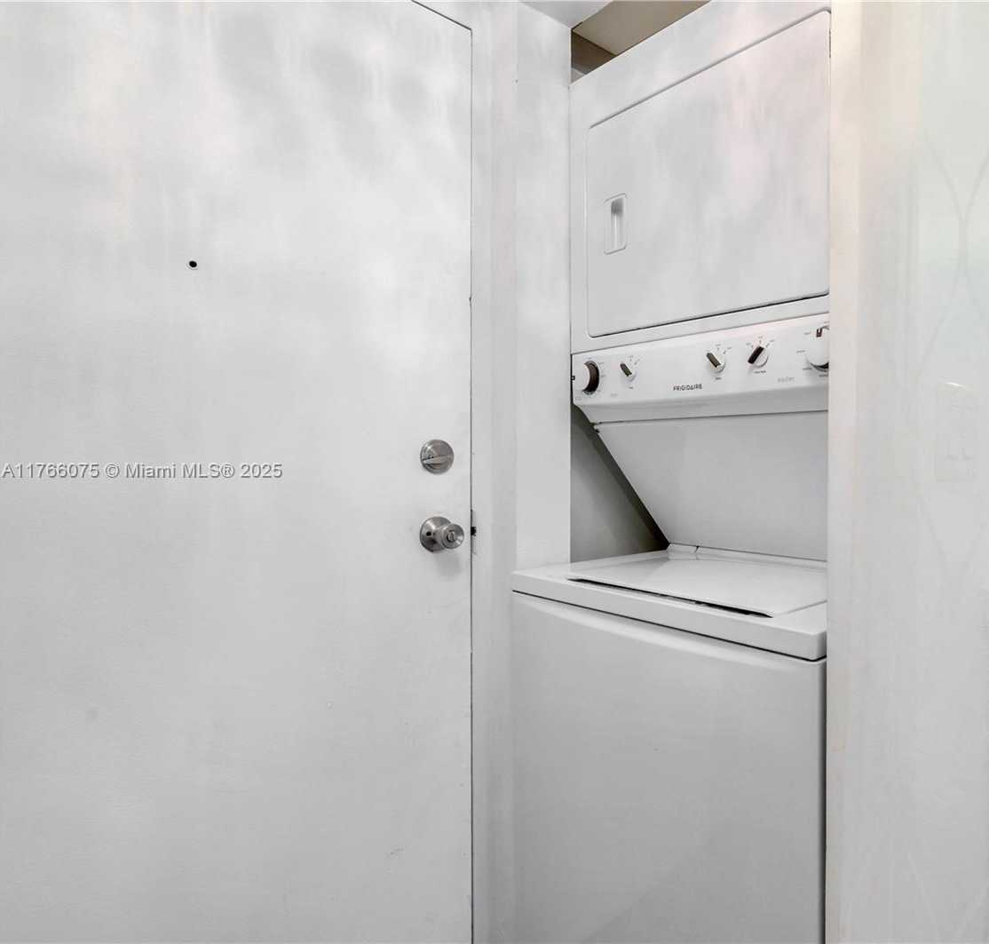 Small Image of 2600 COLLINS AVE #204, Miami Beach Number 10